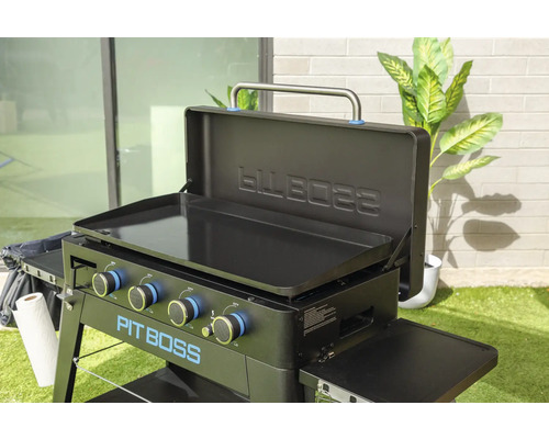 Pit Boss grill med öppen stekplatta och lock.