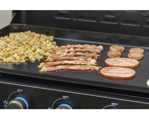 Stekplatta med bacon, stekt korv, frukostkött och potatis