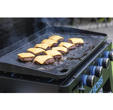 Grill med flera cheeseburgare på en platt grillplatta.