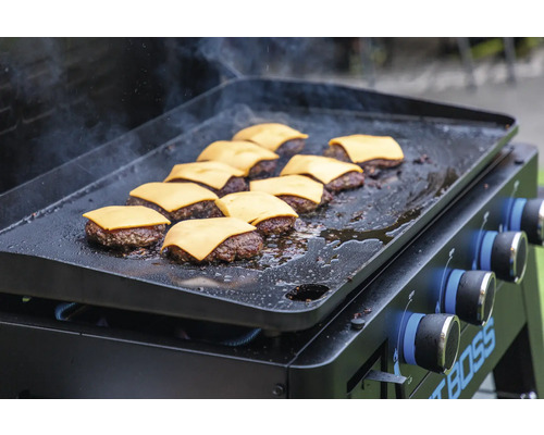 Grill med flera cheeseburgare på en platt grillplatta.