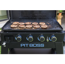 Pit Boss grill med hamburgare på stekbordet