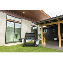 Grillplatta i utomhusmiljö med gräsmatta och terrass