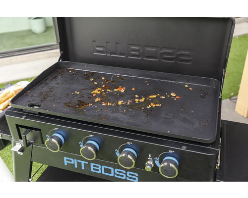 Pit Boss stekbord med matrester.