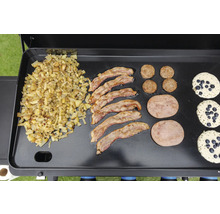 Frukost tillagad på en grill med stekt potatis, bacon, korv, köttfärslimpa och blåbärspannkakor