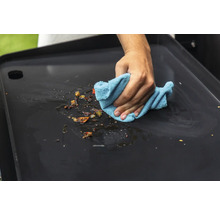 Rengöring av en grillplatta med en trasa