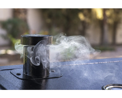 Rök från en svart grill