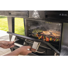 Person öppnar rökugn med sparris, fisk och grönsaksspett på galler. Pit Boss Logotyp.