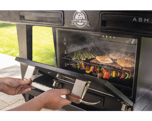 Person öppnar rökugn med sparris, fisk och grönsaksspett på galler. Pit Boss Logotyp.