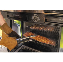 Tillagning av revben i Pit Boss rök med grillhandskar och grilltång