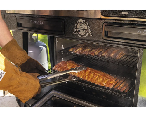Tillagning av revben i Pit Boss rök med grillhandskar och grilltång