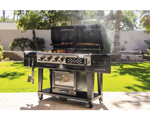 Utomhusgrillscen med kolgrill och mat på grillen.