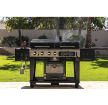 Pit Boss Memphis kombinationsgrill med gas- och kolfunktion i trädgården.