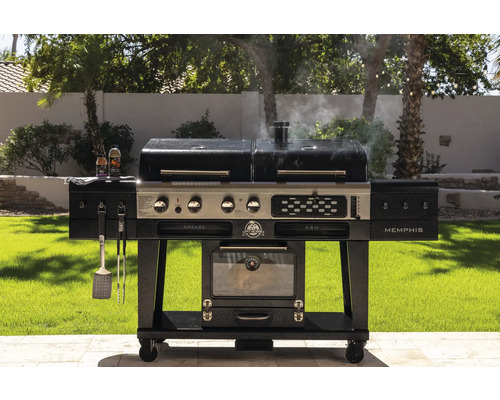 Pit Boss Memphis kombinationsgrill med gas- och kolfunktion i trädgården.