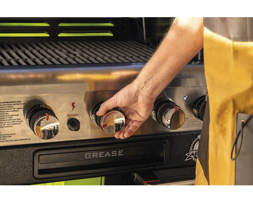 Kontrollpanel för en grill med vridknappar, tändare och fettuppsamlingsbricka