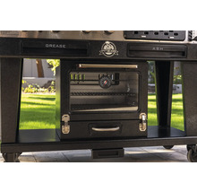 Närbild av grill med fettlåda, asklåda, ugn och temperaturindikator.