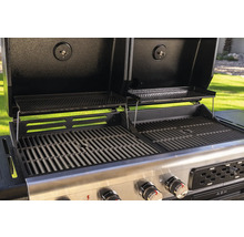 Öppen grill med grillgaller och varmhållningsställ