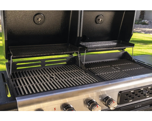 Öppen grill med grillgaller och varmhållningsställ