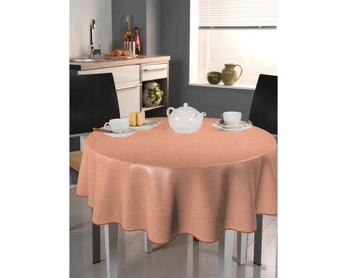 Bordscen med rund bordsduk, tekanna och serviser