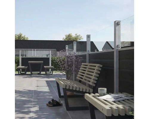 Trädgård med insynsskydd av trä och glas, sittgrupp i trä