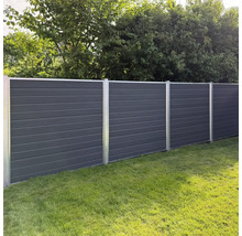 Trädgårdsstaket av trä och metallstolpar