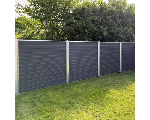 Trädgårdsstaket av trä och metallstolpar