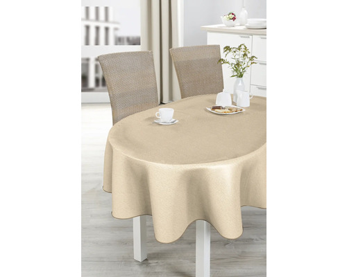 Dukat runt bord med duk och stolar i matsalen.