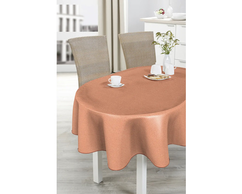 Oval bord med persikofärgad duk, dukat med porslin