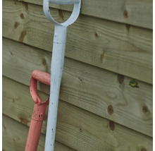 Två spadar med handtag lutar mot en trävägg.