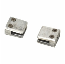 Två metallhyllhållare för glas