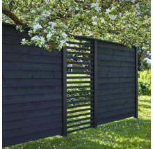 Trästaket med insynsskydd i trädgården