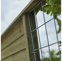 Detaljvy av ett trästaket med spaljé