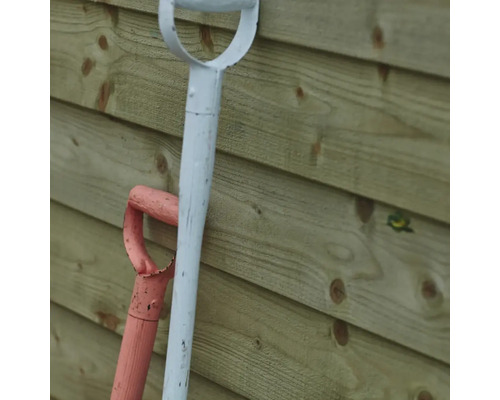 Två spadar med D-handtag lutade mot en trävägg