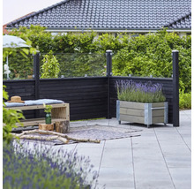 Terrassscen med trästaket, glaselement, planteringslåda och sittbänk för utomhusbruk.