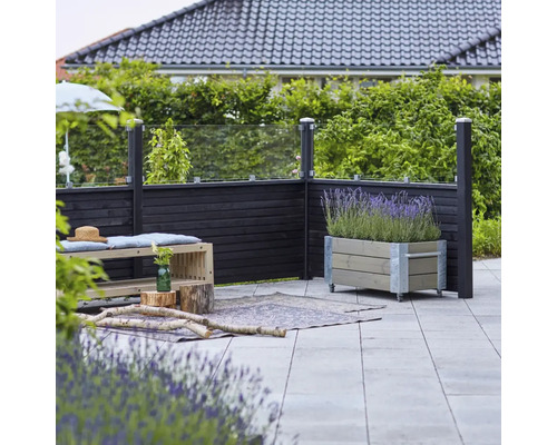 Terrassscen med trästaket, glaselement, planteringslåda och sittbänk för utomhusbruk.