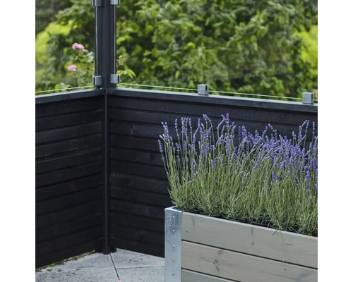 Insynsskydd och planteringslåda med lavendel på en terrass