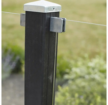 Detaljvy av staketstolpe med glashållare och stålwire