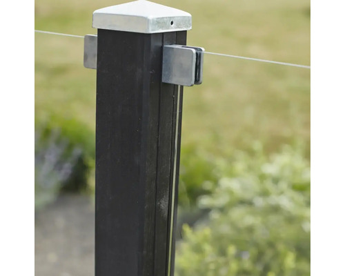Detaljvy av staketstolpe med glashållare och stålwire