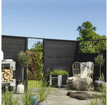 Anlagd trädgård med trästaket, blomlådor, stol och dekorationer