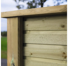 Detaljvy av en träkonstruktion med horisontella brädor