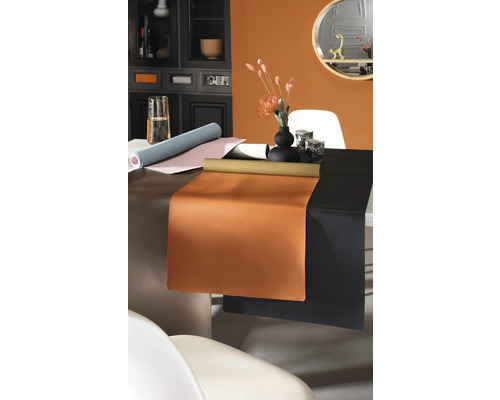 Närbild av olika rullar möbelfolie på ett bord