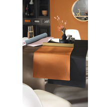 Olika rullar självhäftande film på ett bord