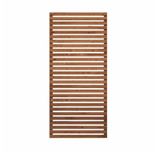 Insynsskydd av trä med horisontella ribbor för trädgården