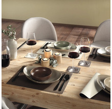 Dukat matbord med porslin, bestick, glas, bordstabletter, ljusstakar och dekoration