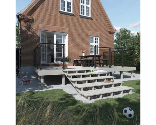 Terrass med trappa och bord framför ett hus