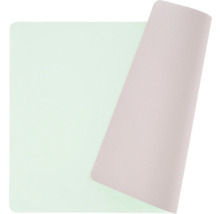 En utrullad bordsskyddsfilm.