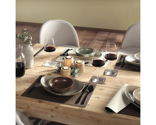 Dukat matbord med porslin, bestick, glas, bordstabletter och dekoration