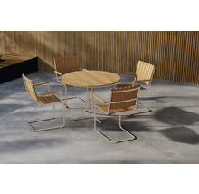 Uteservering med runt bord och fyra stolar i trä och metall