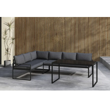 Trädgårdsscen med hörnsoffa och bord med glasskiva