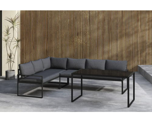 Trädgårdsscen med hörnsoffa och bord med glasskiva