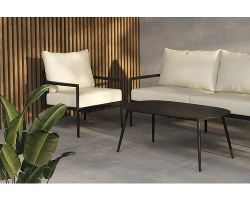 Utemöbelgrupp med fåtölj, soffa och bord utomhus